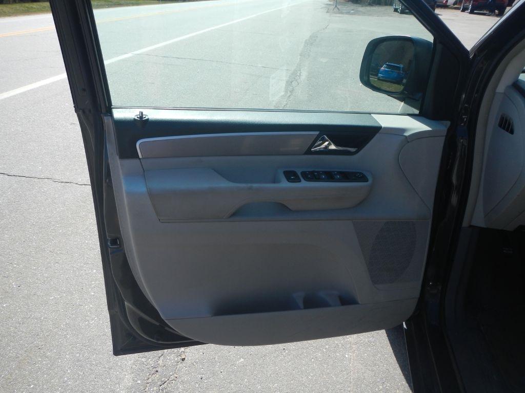 Volkswagen Routan SE 2011