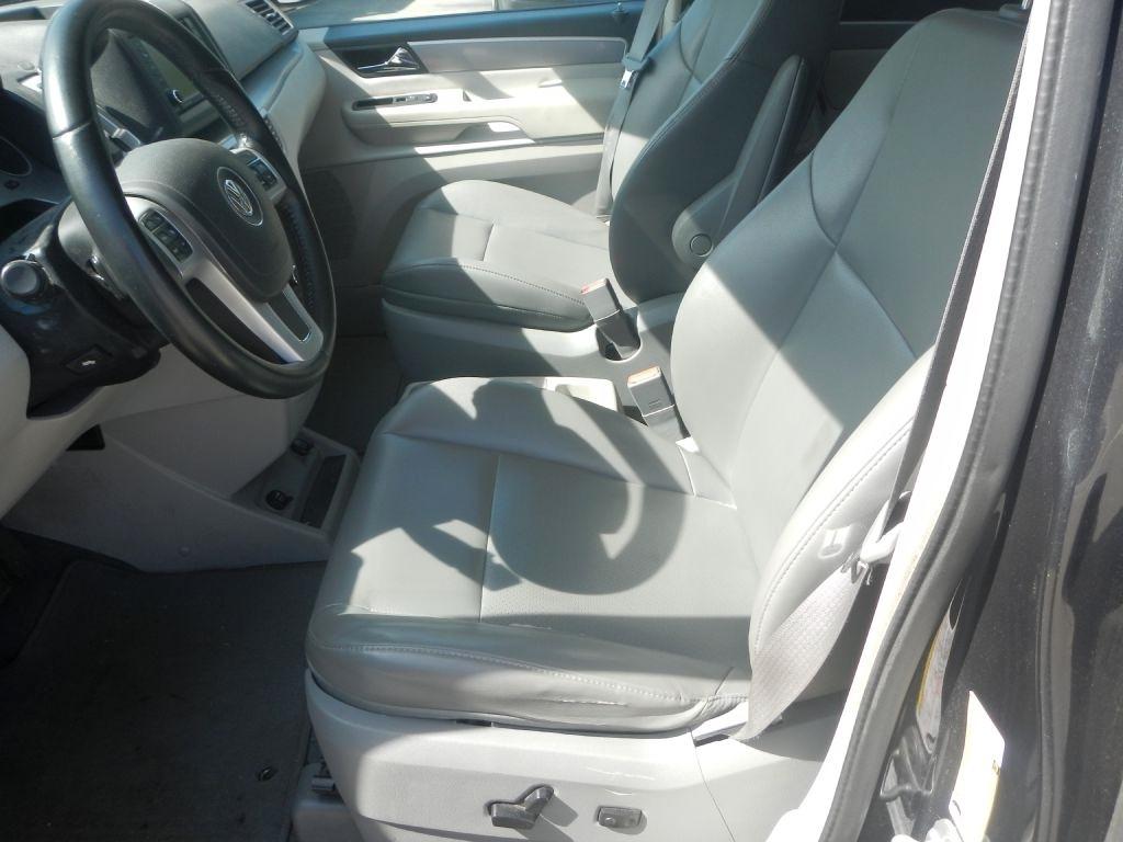 Volkswagen Routan SE 2011