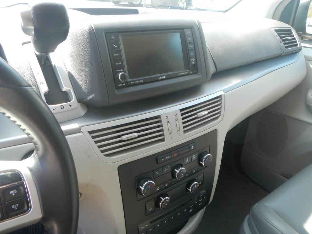 Volkswagen Routan SE 2011