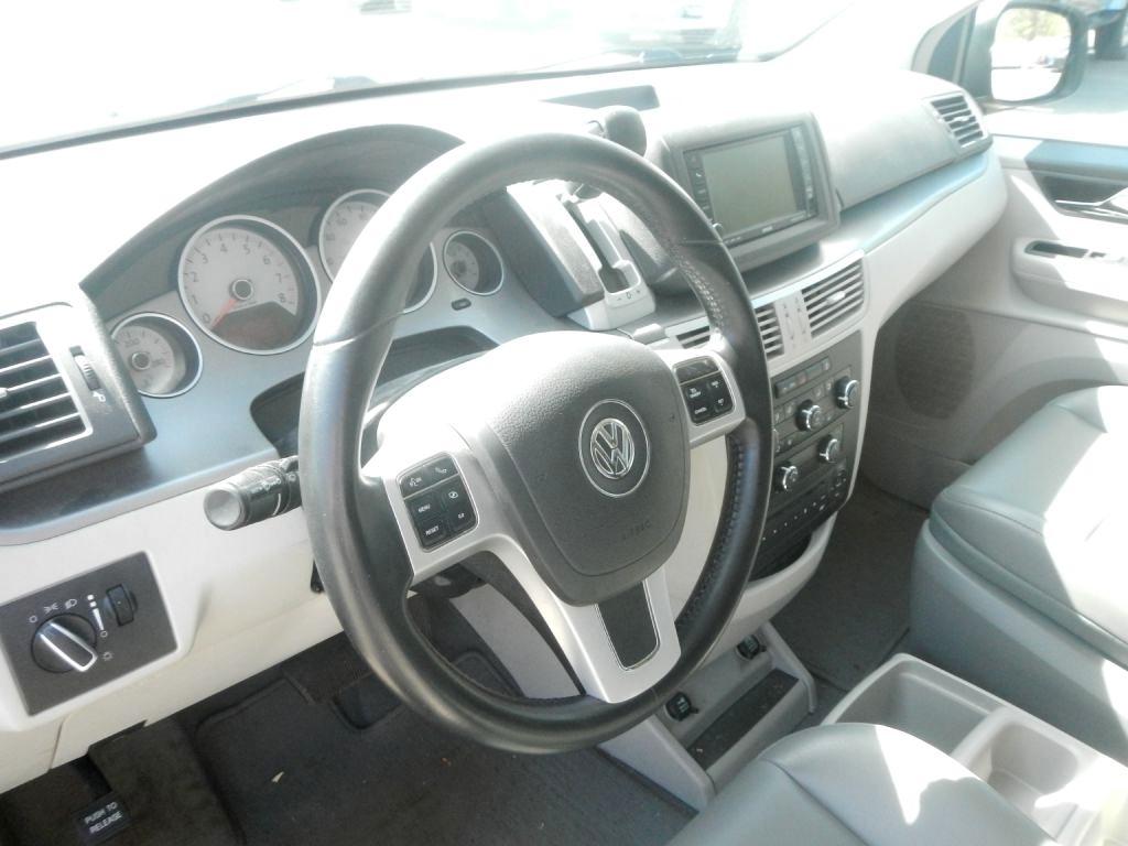 Volkswagen Routan SE 2011