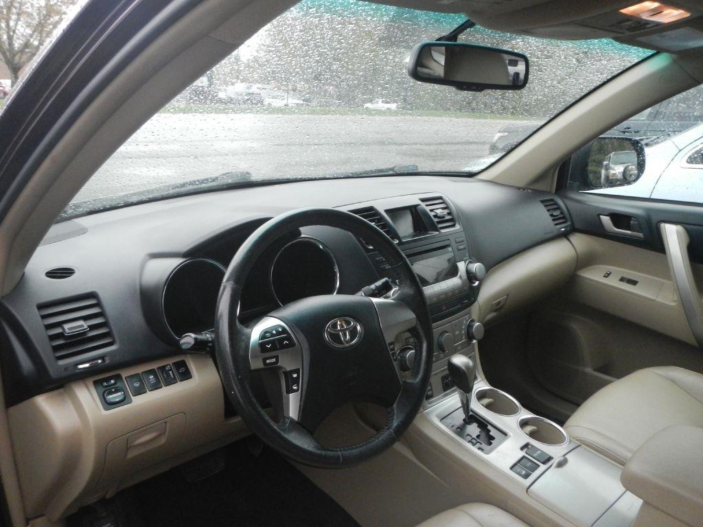 Toyota Highlander Base 4WD 2011