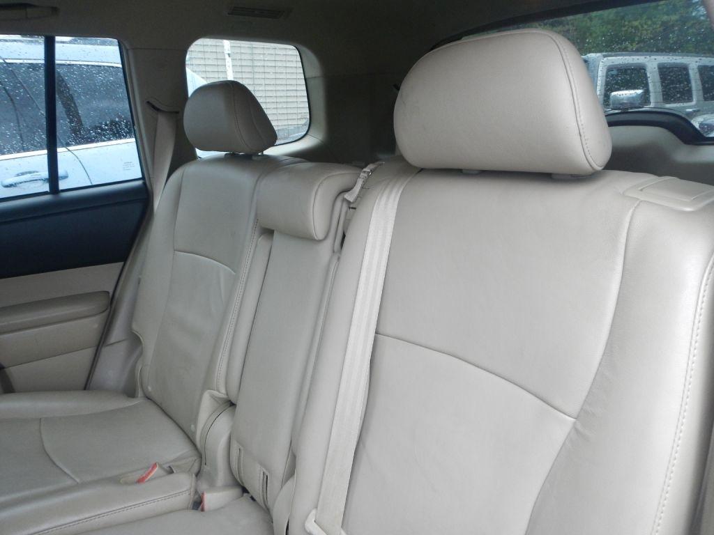 Toyota Highlander Base 4WD 2011