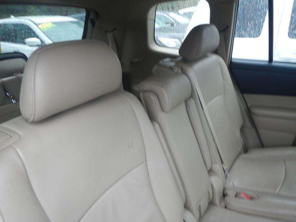 Toyota Highlander Base 4WD 2011