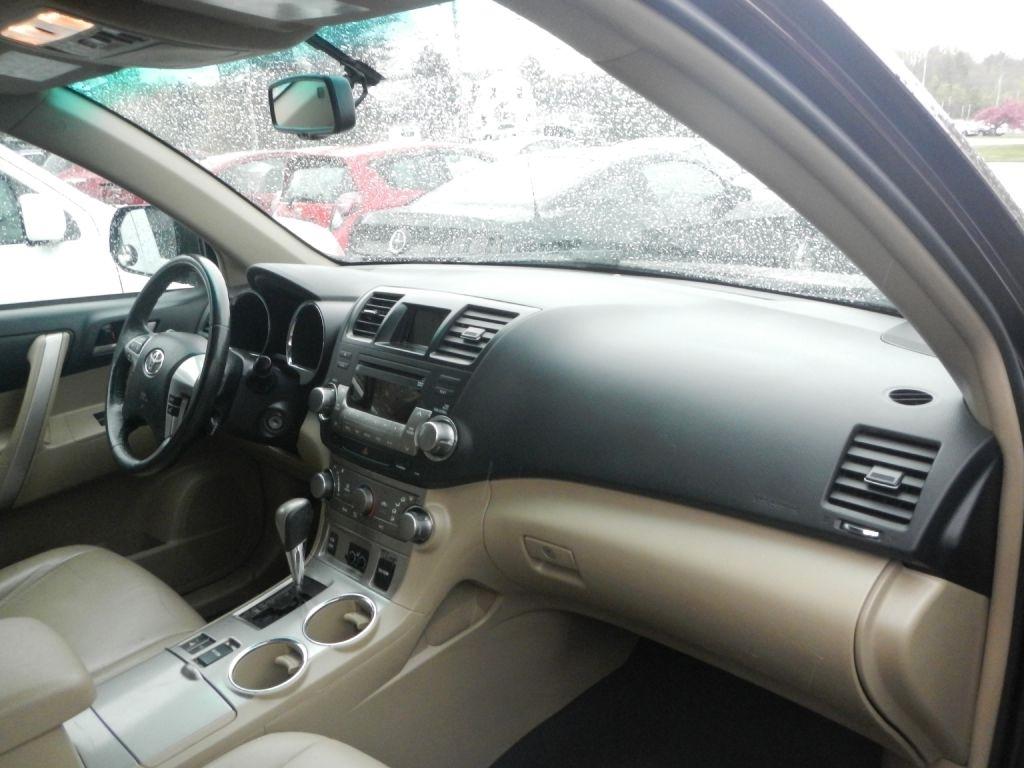 Toyota Highlander Base 4WD 2011