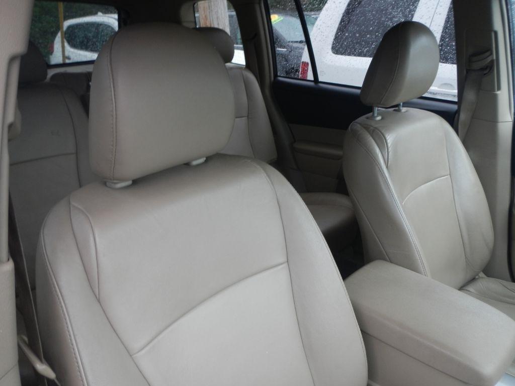 Toyota Highlander Base 4WD 2011