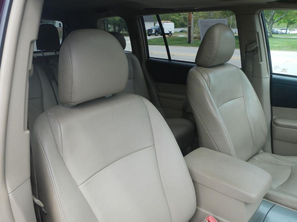 Toyota Highlander Base 4WD 2011
