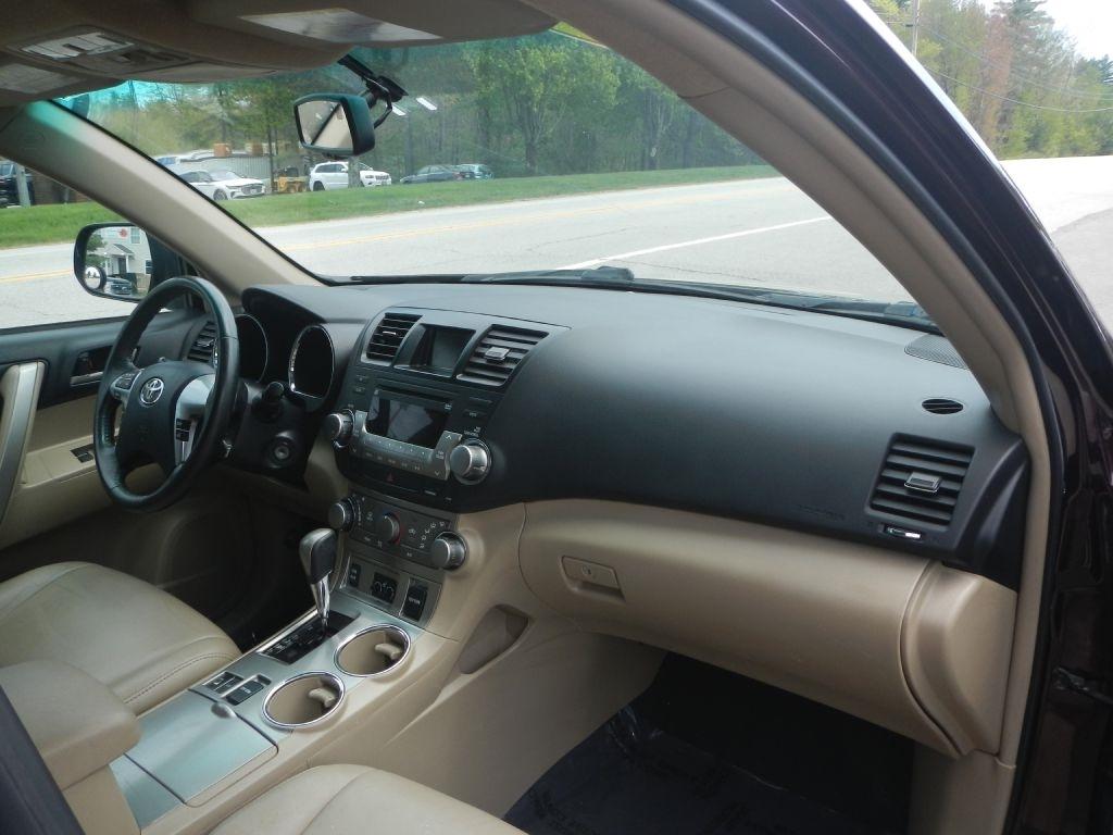 Toyota Highlander Base 4WD 2011