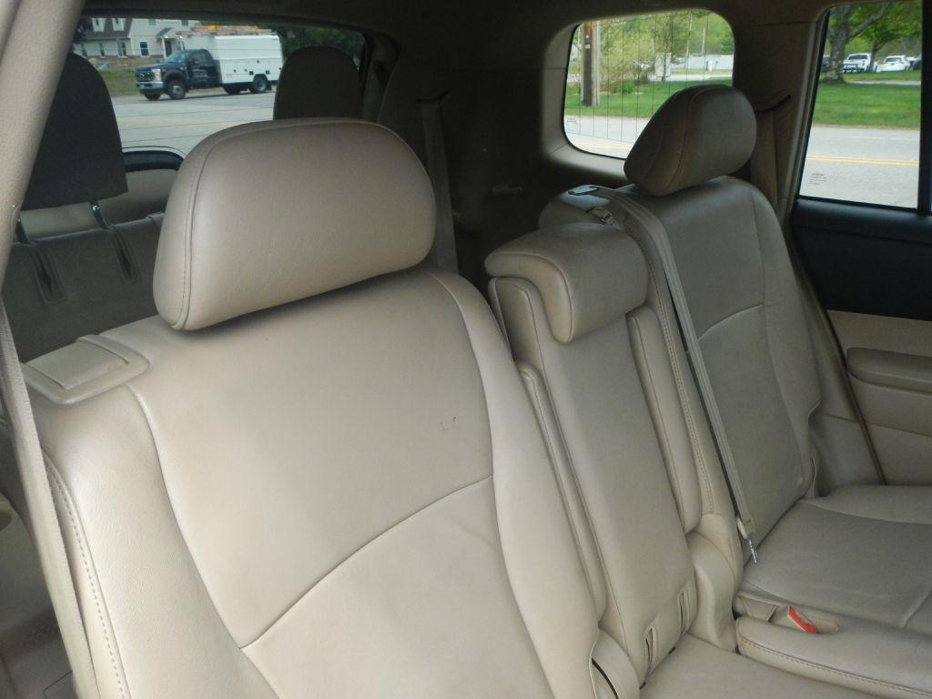 Toyota Highlander Base 4WD 2011