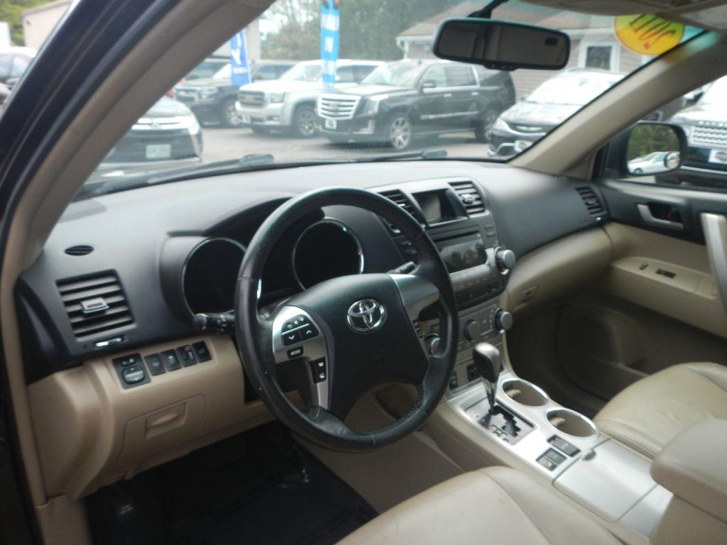Toyota Highlander Base 4WD 2011