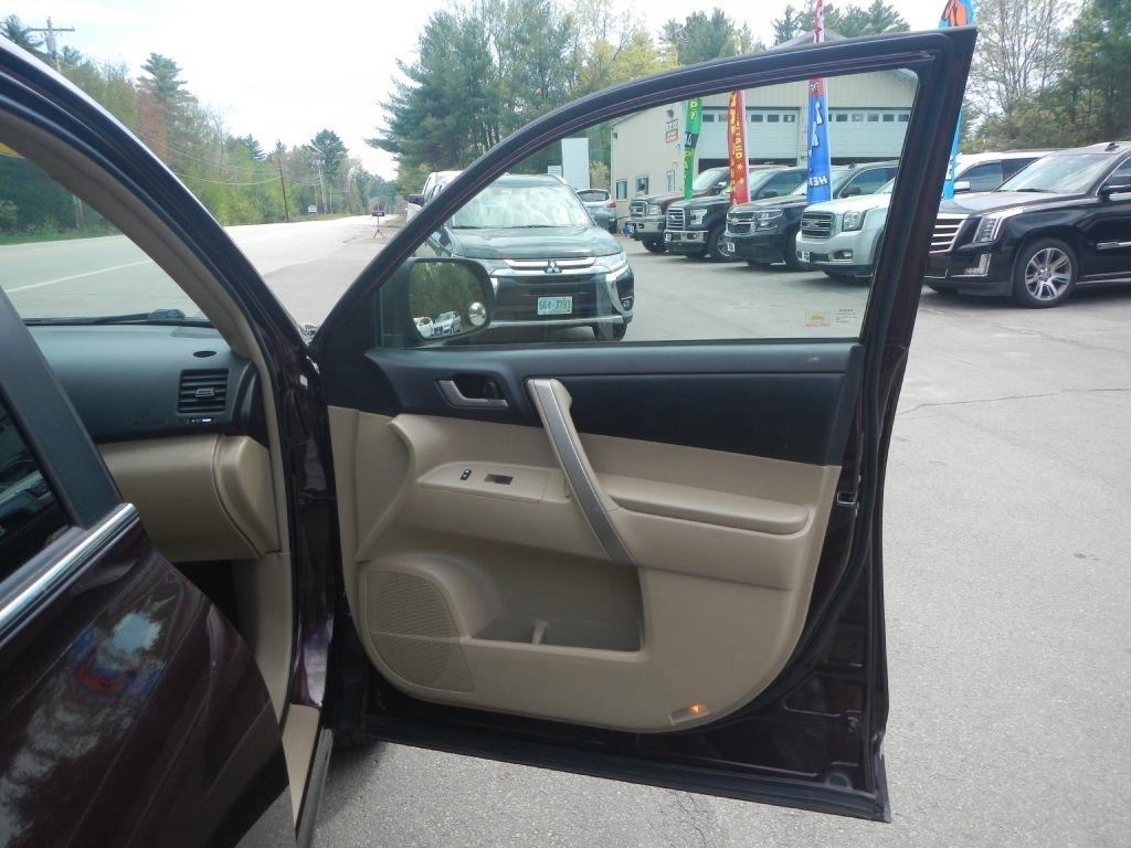 Toyota Highlander Base 4WD 2011