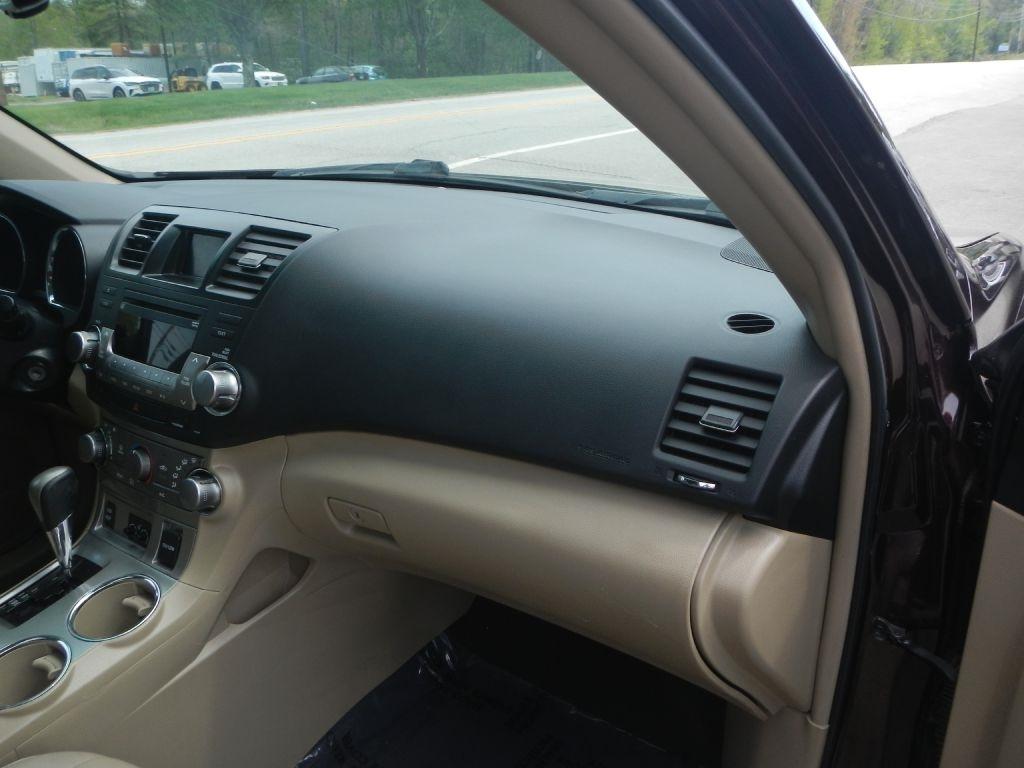 Toyota Highlander Base 4WD 2011