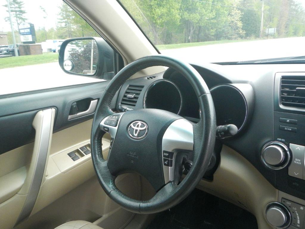 Toyota Highlander Base 4WD 2011
