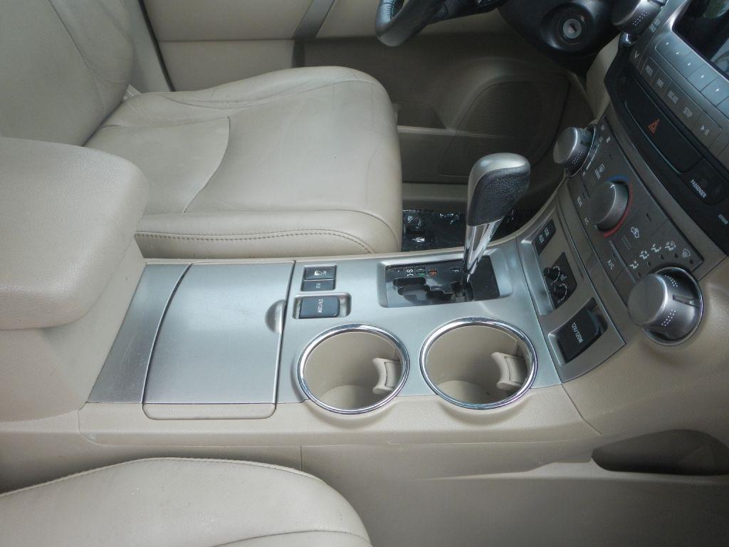 Toyota Highlander Base 4WD 2011