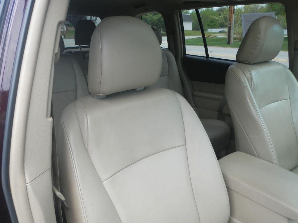 Toyota Highlander Base 4WD 2011