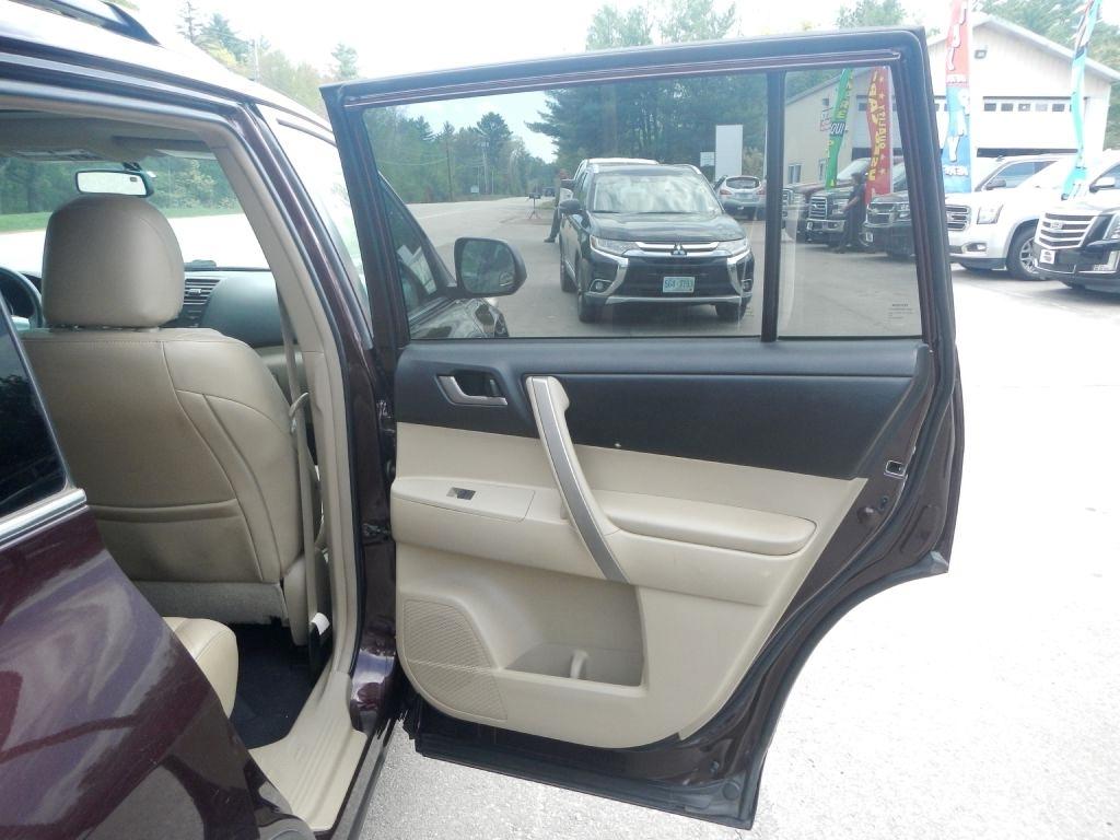 Toyota Highlander Base 4WD 2011