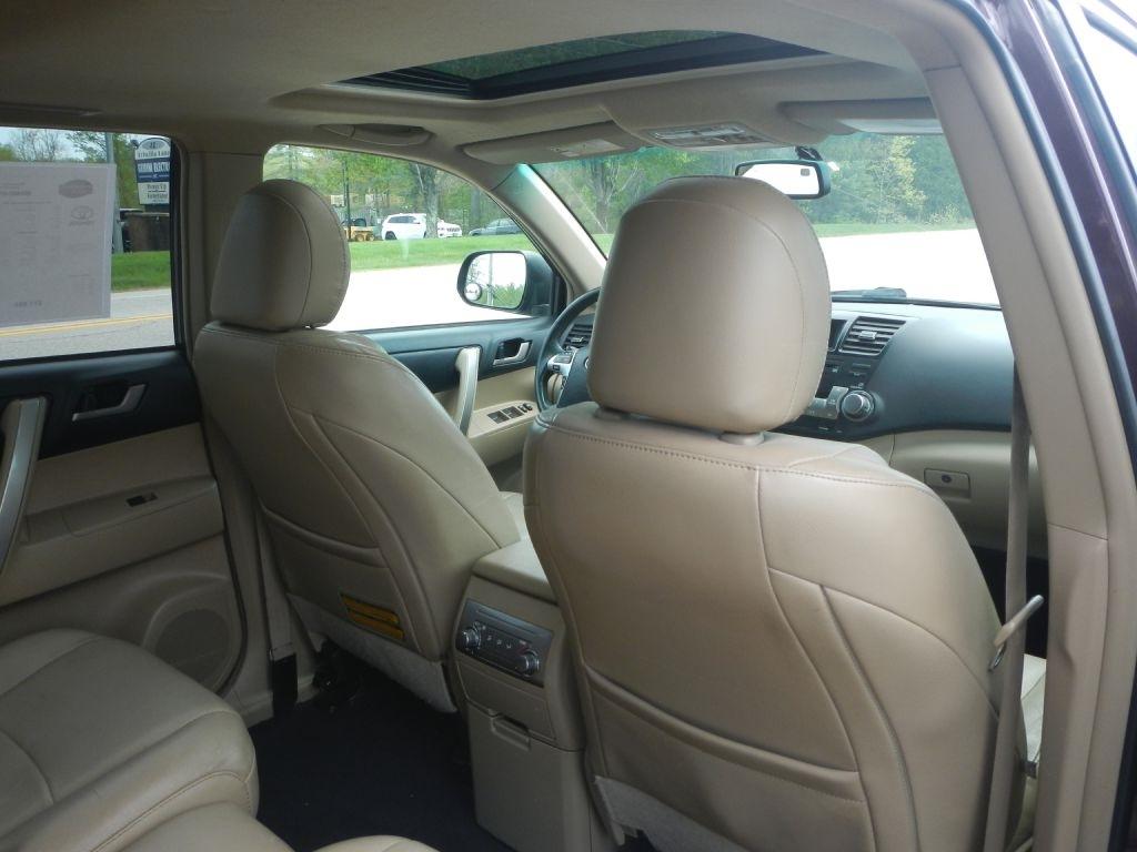 Toyota Highlander Base 4WD 2011