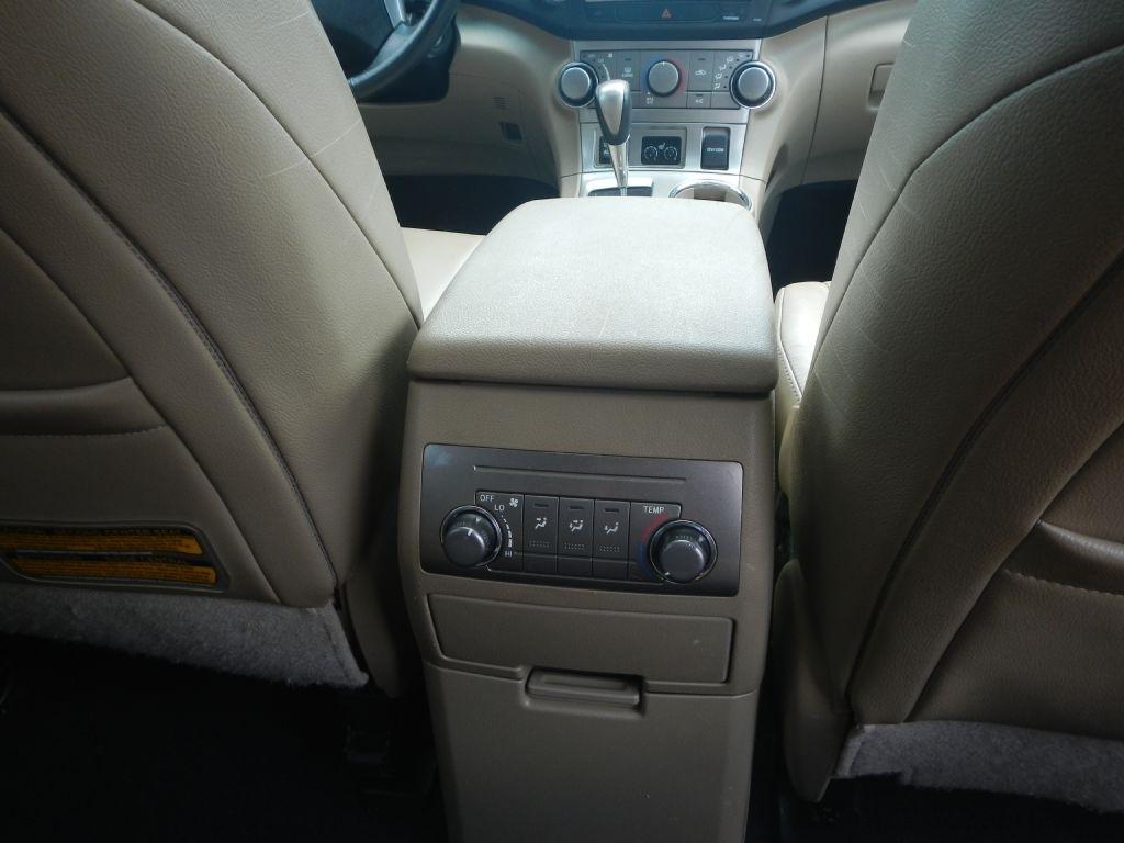 Toyota Highlander Base 4WD 2011