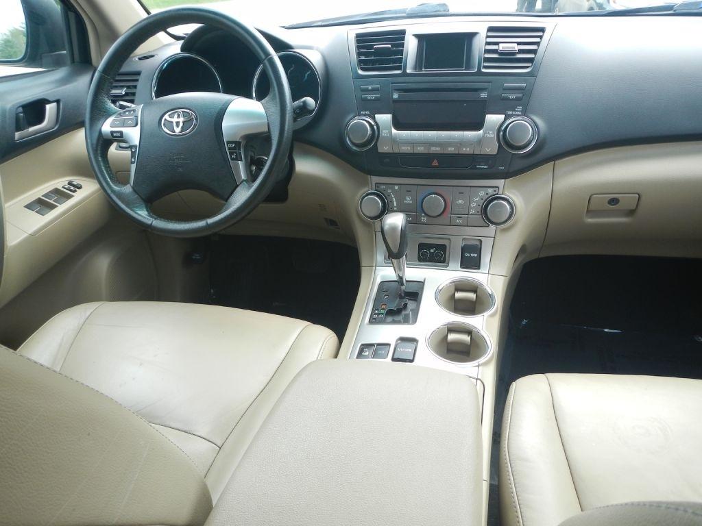 Toyota Highlander Base 4WD 2011