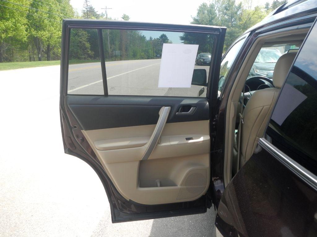 Toyota Highlander Base 4WD 2011