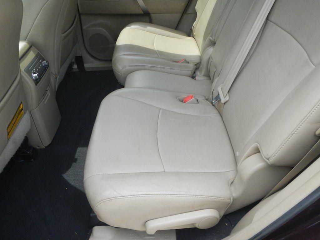 Toyota Highlander Base 4WD 2011