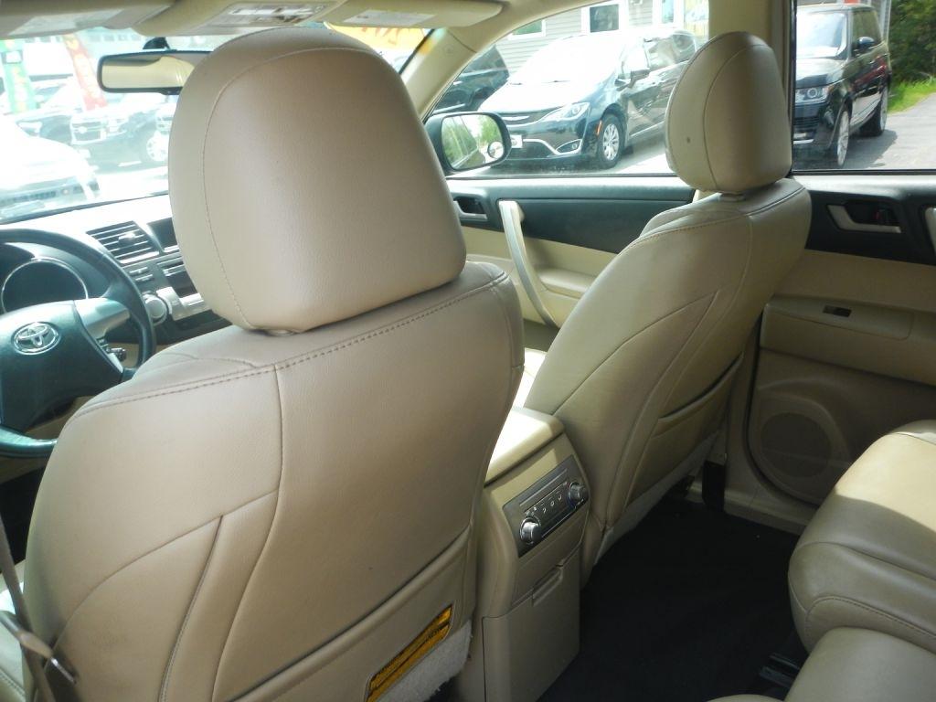Toyota Highlander Base 4WD 2011