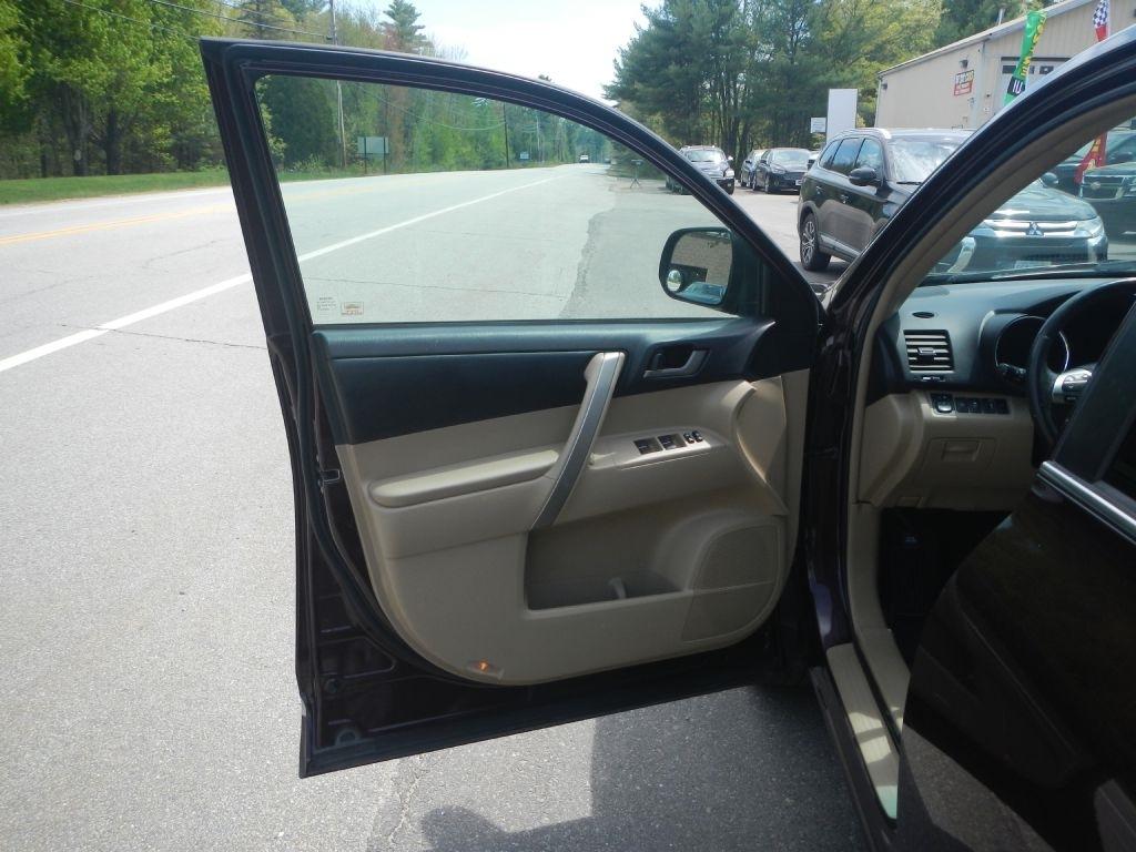 Toyota Highlander Base 4WD 2011