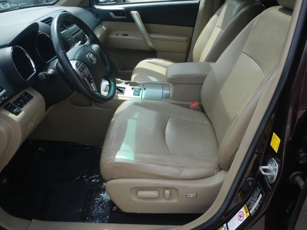 Toyota Highlander Base 4WD 2011