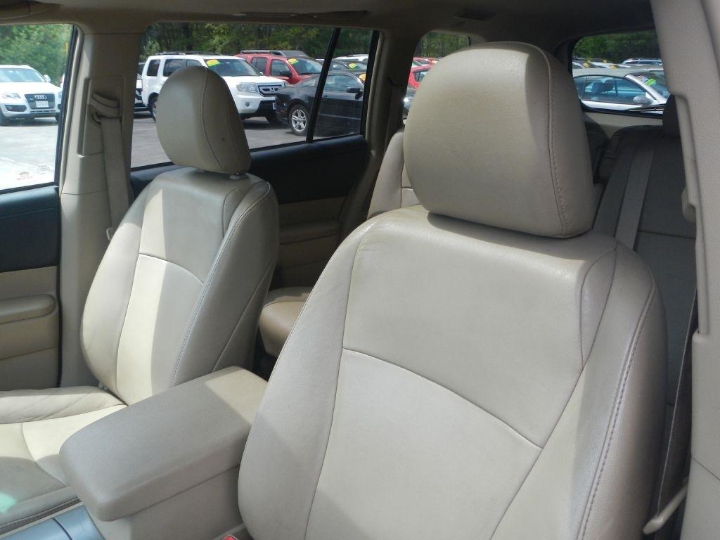 Toyota Highlander Base 4WD 2011