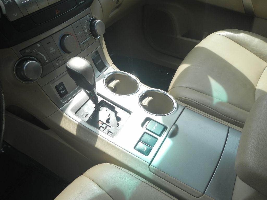 Toyota Highlander Base 4WD 2011