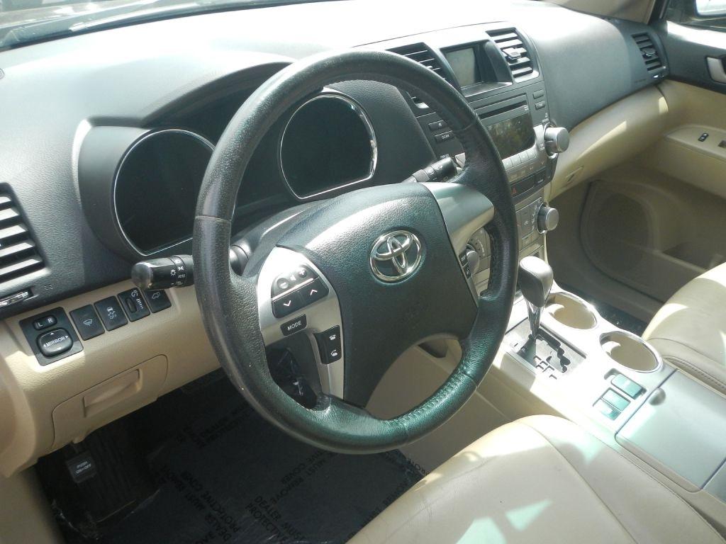 Toyota Highlander Base 4WD 2011