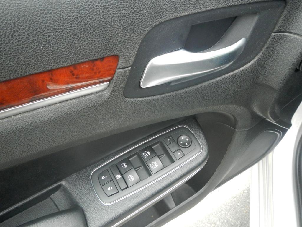 Chrysler 300 Base 2012