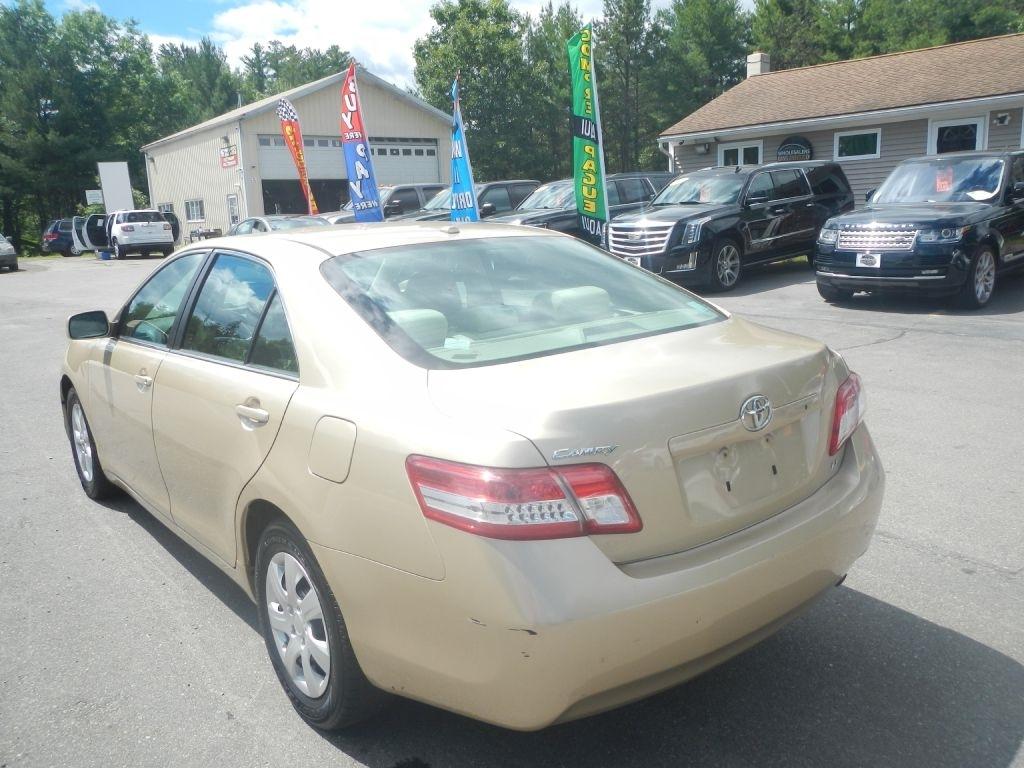 Toyota Camry LE 6-Spd AT 2011