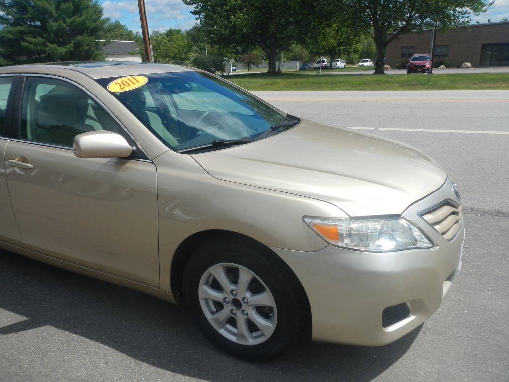 Toyota Camry LE 6-Spd AT 2011