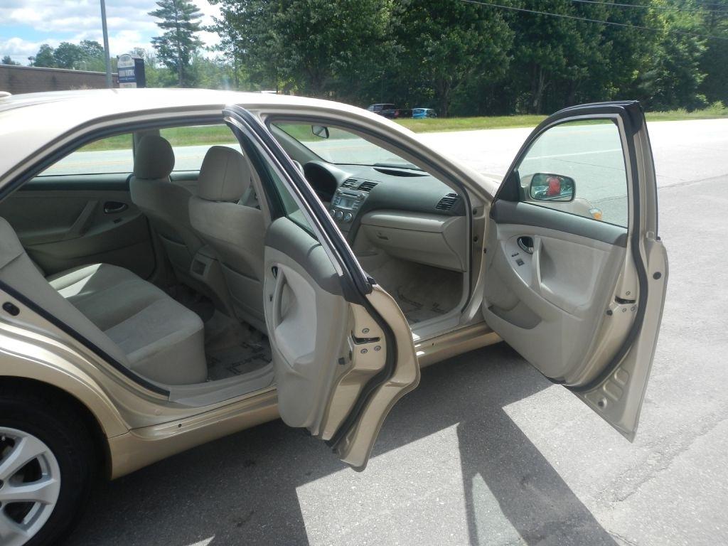 Toyota Camry LE 6-Spd AT 2011