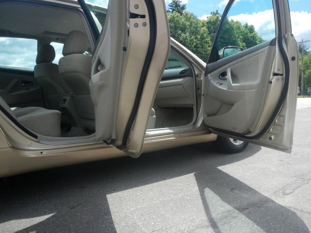 Toyota Camry LE 6-Spd AT 2011