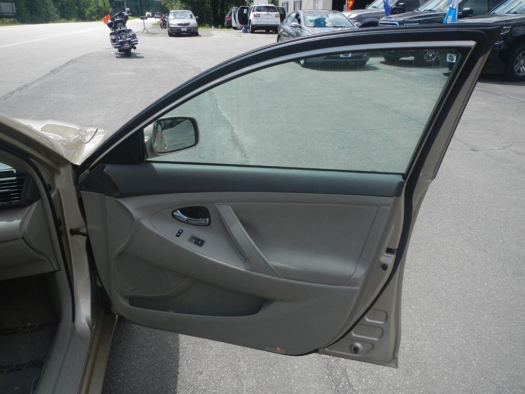 Toyota Camry LE 6-Spd AT 2011