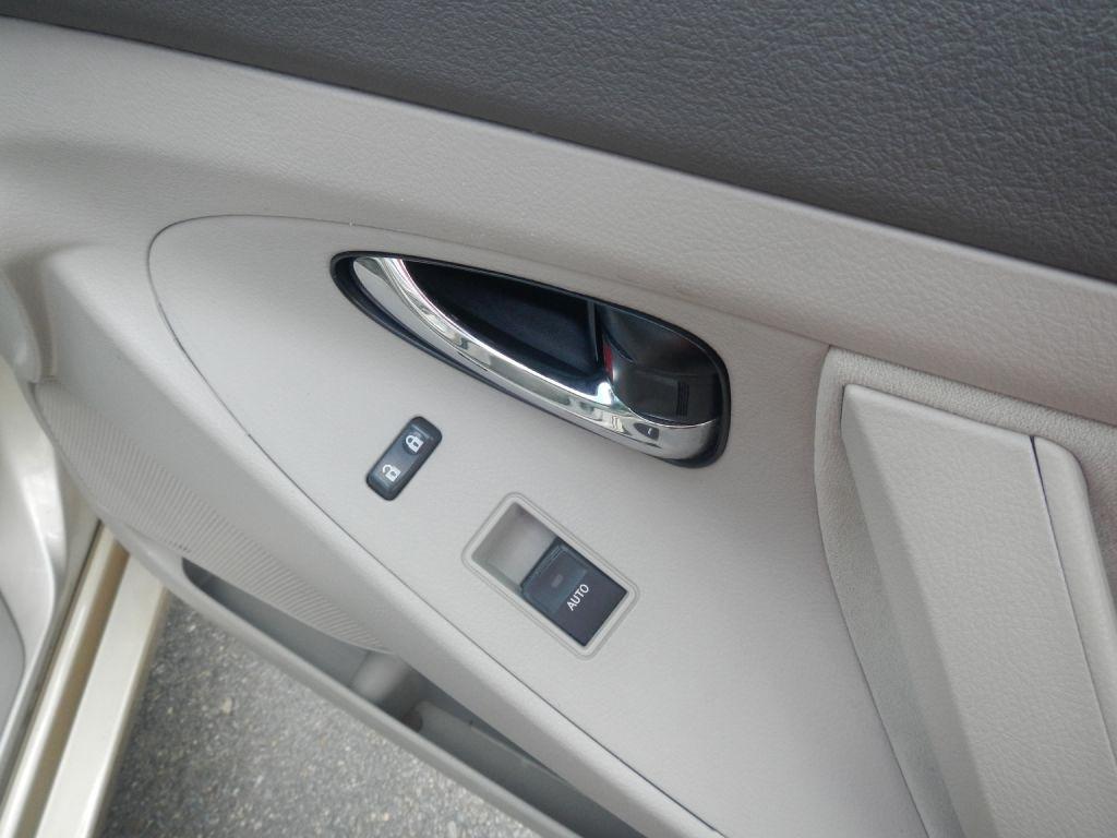 Toyota Camry LE 6-Spd AT 2011