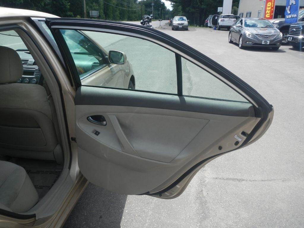 Toyota Camry LE 6-Spd AT 2011
