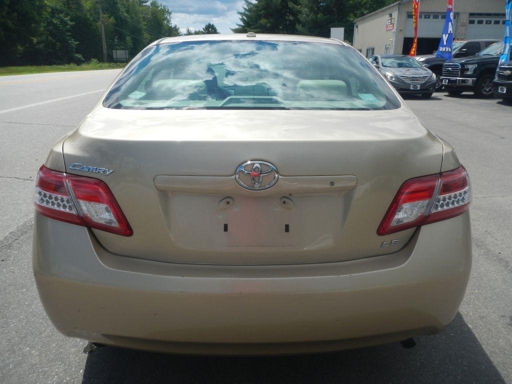 Toyota Camry LE 6-Spd AT 2011