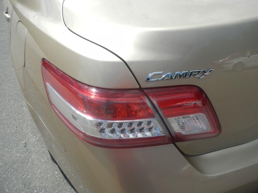 Toyota Camry LE 6-Spd AT 2011