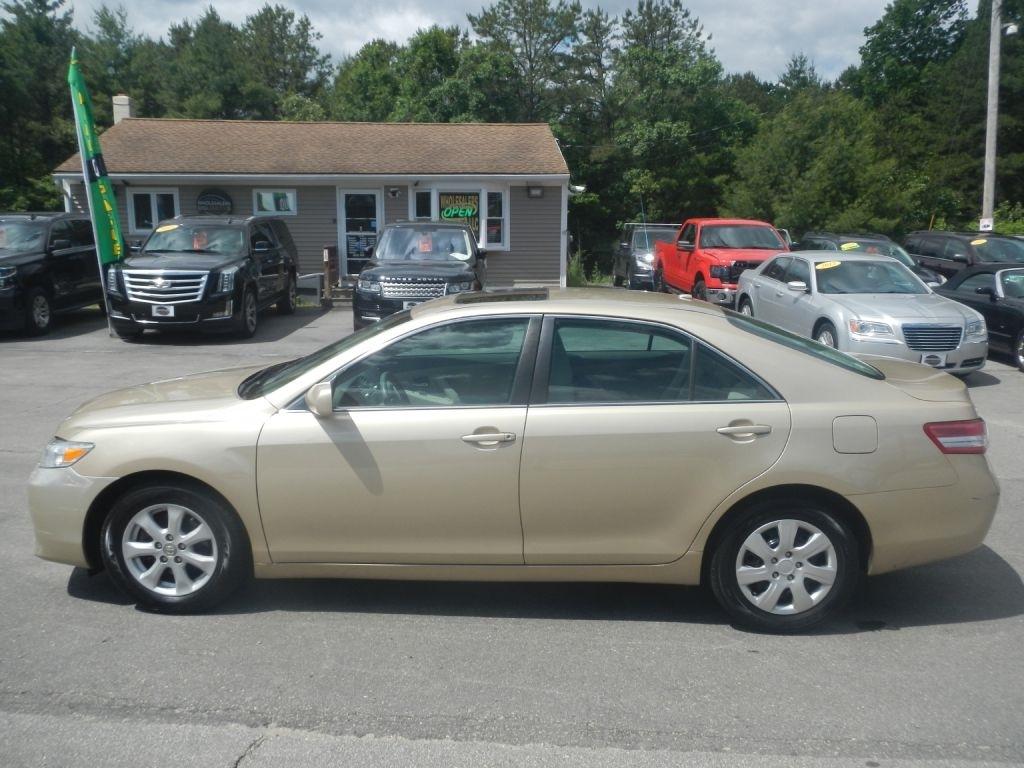 Toyota Camry LE 6-Spd AT 2011