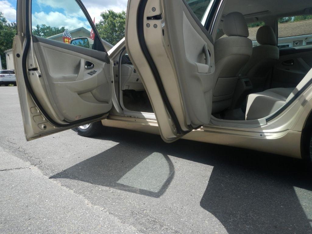 Toyota Camry LE 6-Spd AT 2011