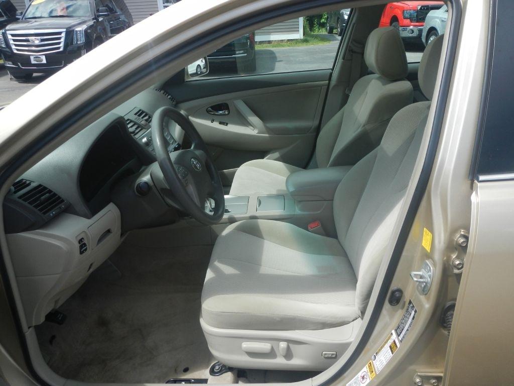 Toyota Camry LE 6-Spd AT 2011