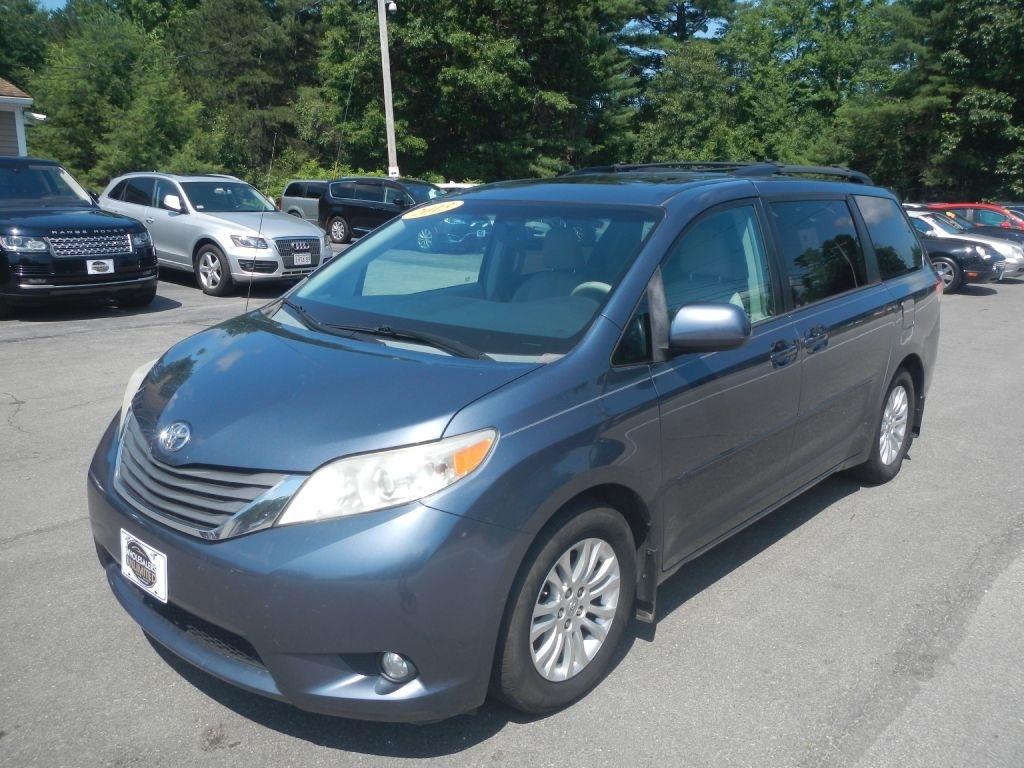 Toyota Sienna XLE FWD 8-Passenger V6 2013