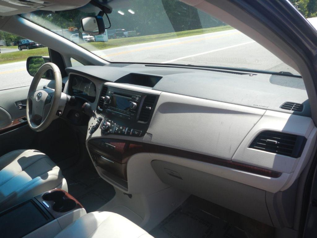 Toyota Sienna XLE FWD 8-Passenger V6 2013