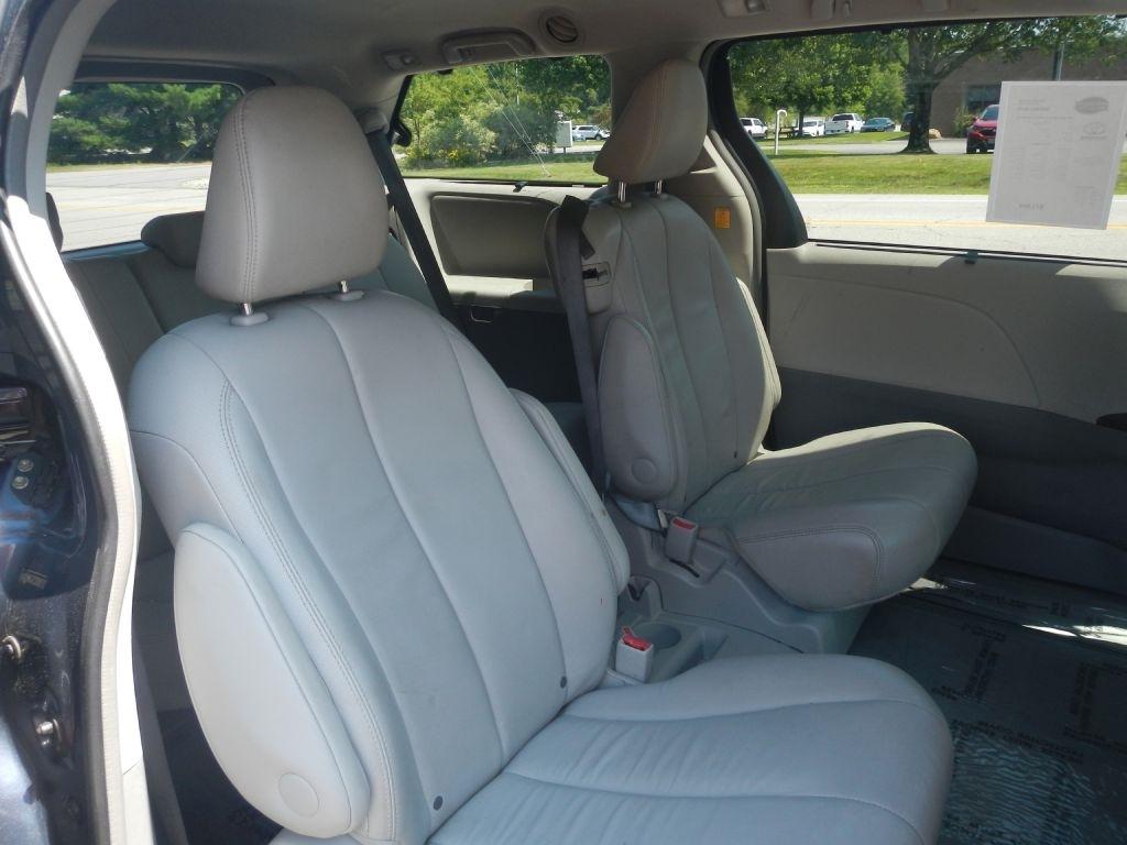 Toyota Sienna XLE FWD 8-Passenger V6 2013