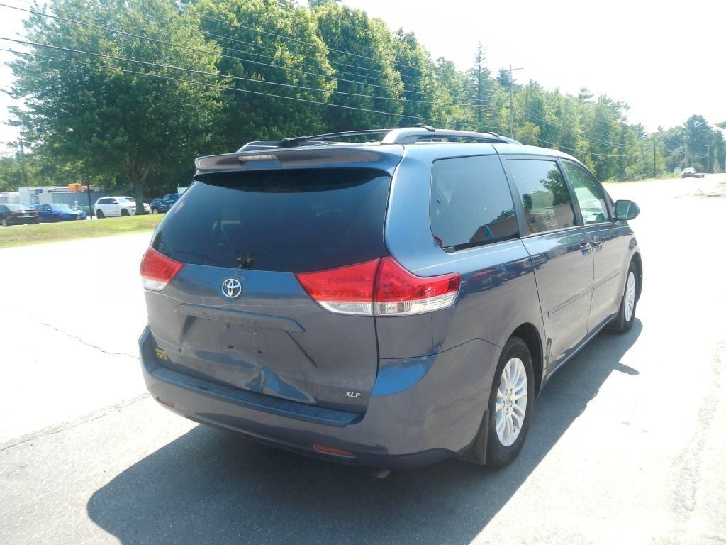 Toyota Sienna XLE FWD 8-Passenger V6 2013
