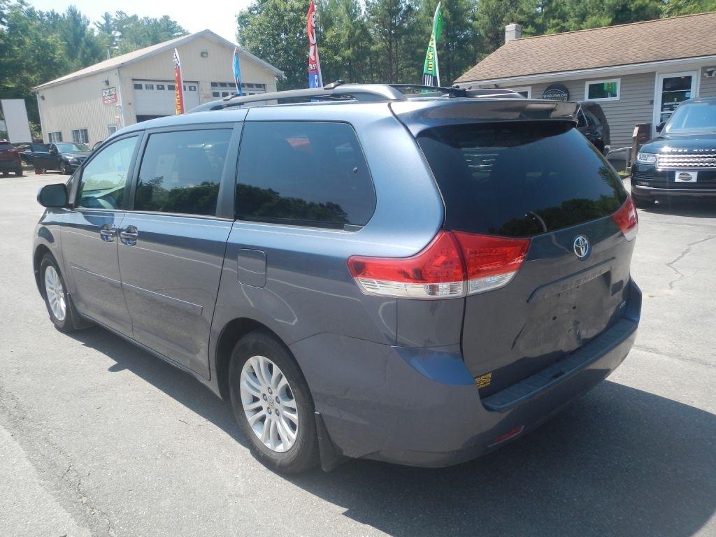 Toyota Sienna XLE FWD 8-Passenger V6 2013