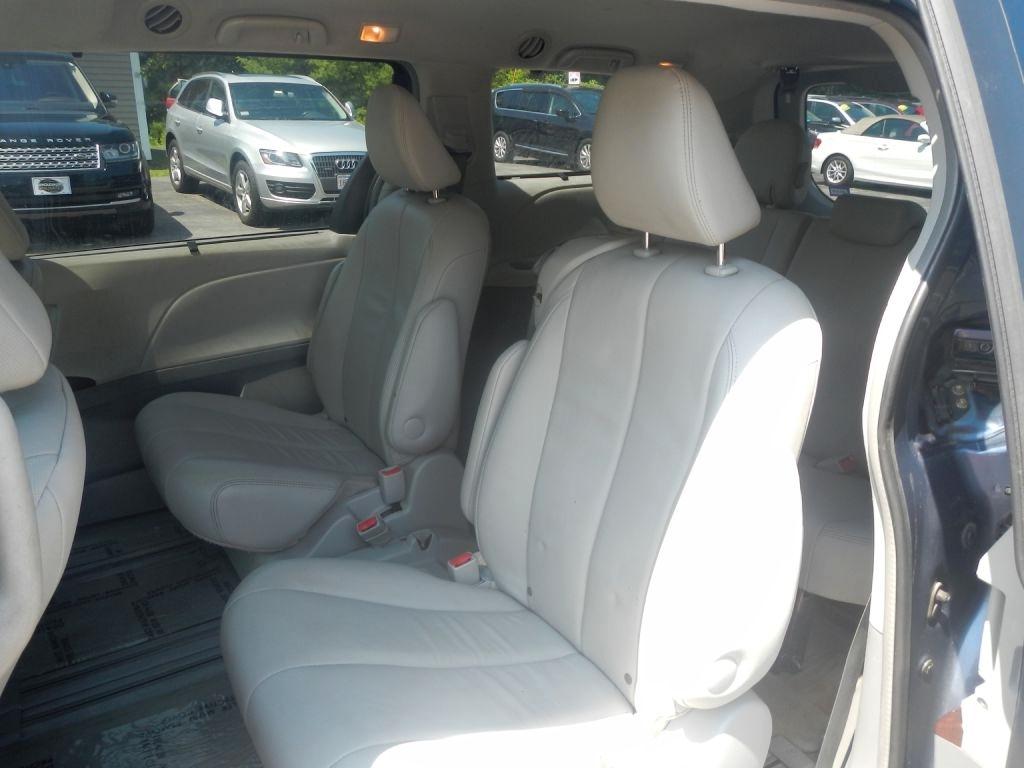 Toyota Sienna XLE FWD 8-Passenger V6 2013