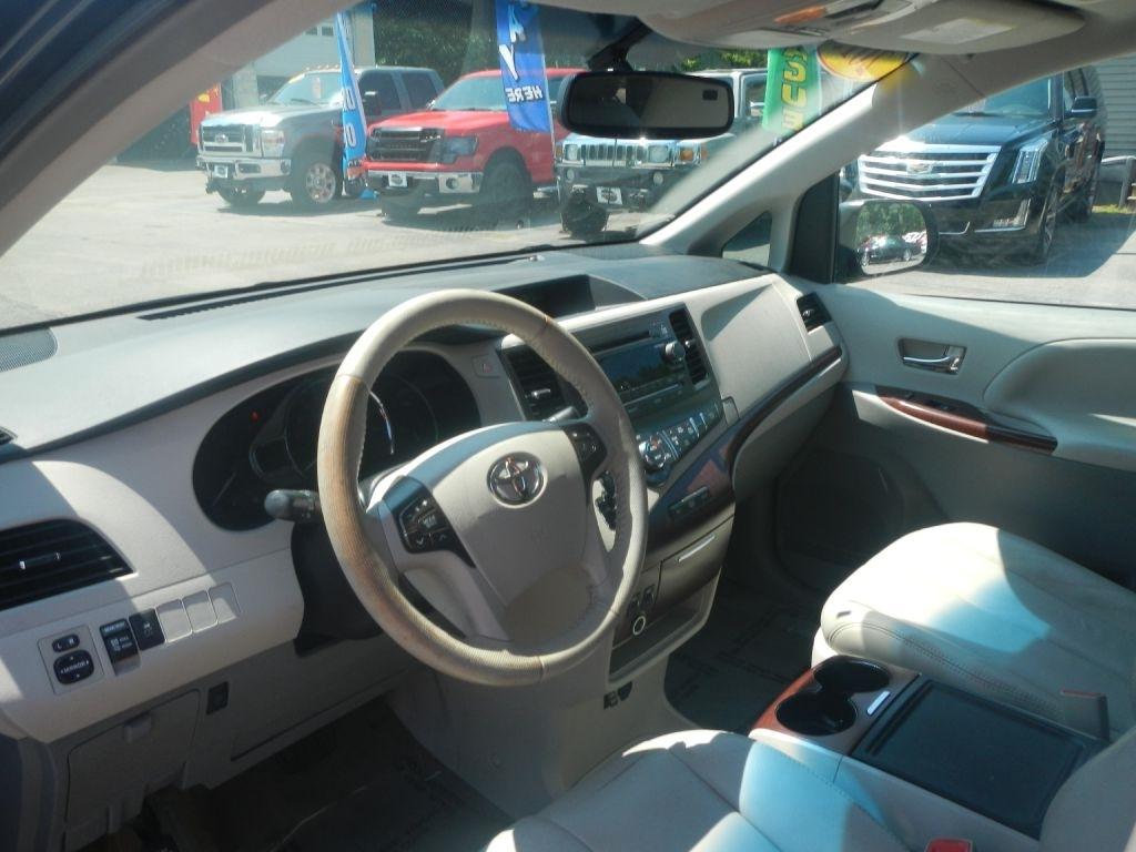 Toyota Sienna XLE FWD 8-Passenger V6 2013